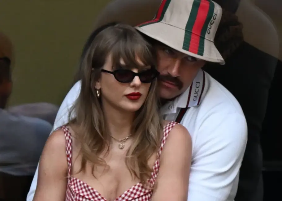 Teilore Svifta un Treviss Kelsijs: Ziemassvētku svinības ar greznām dekorācijām un zelta egli</h2>