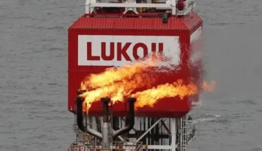 Ukrainas droni pirmo reizi vēsturē satriekuši Krievijas naftas platformu Kaspijas jūrā