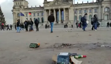 Vācijas Ārstu asociācija aicina aizliegt privāto uguņošanu pēc Jaungada nekārtībām Berlīnē