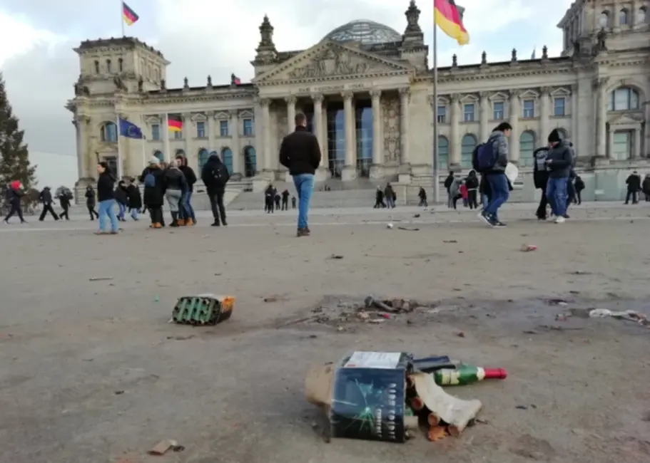 Vācijas Ārstu asociācija aicina aizliegt privāto uguņošanu pēc Jaungada nekārtībām Berlīnē