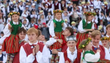 Valdība piešķir papildu teju 380 000 eiro Skolēnu dziesmu un deju svētku izmaksu segšanai