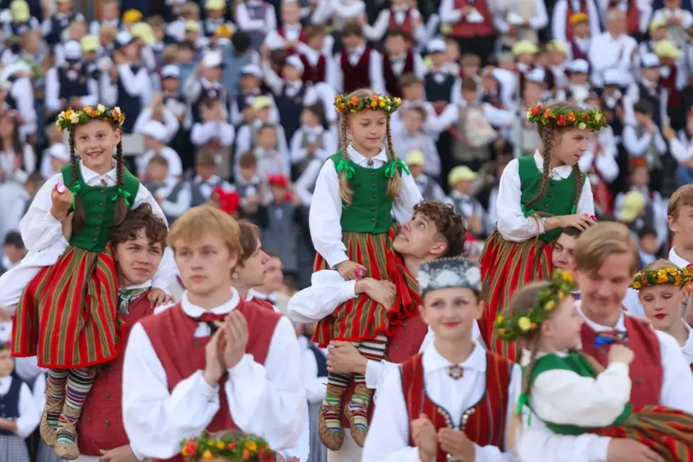 Valdība piešķir papildu teju 380 000 eiro Skolēnu dziesmu un deju svētku izmaksu segšanai