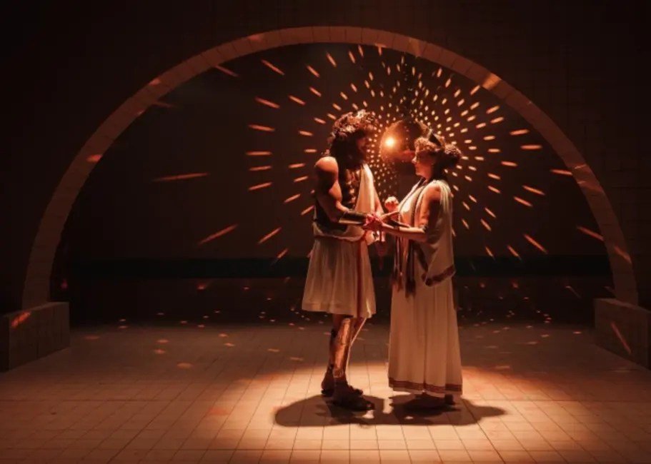 Valmieras teātrī pirmizrādi piedzīvo Eiripīda “Mēdeja” – dziļa eksistenciāla traģēdija Reiņa Suhanova interpretācijā