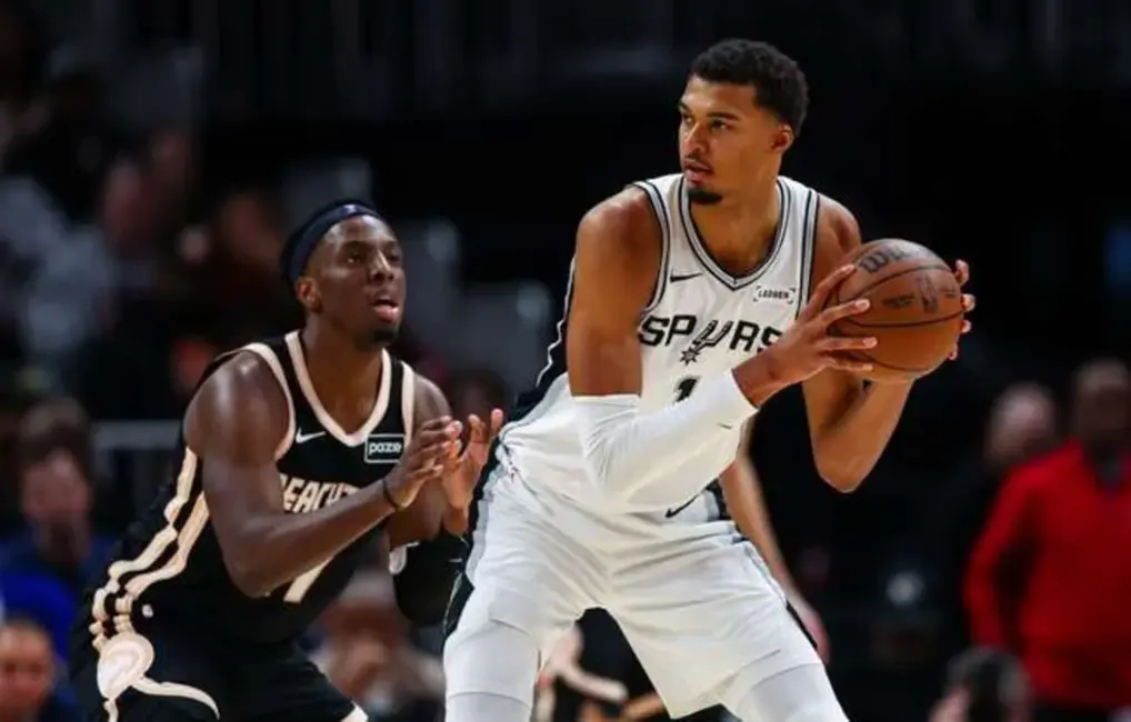 Vembanjamas “Spurs” ar pārliecinošu pārsvaru pārsteidz Atlantas “Hawks” – Porziņģis nespēlē