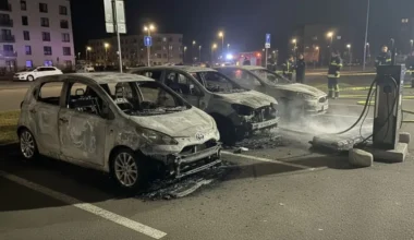 Viļņā pie tirdzniecības centra lādētāja uzliesmo trīs elektromobiļi: Sākta izmeklēšana