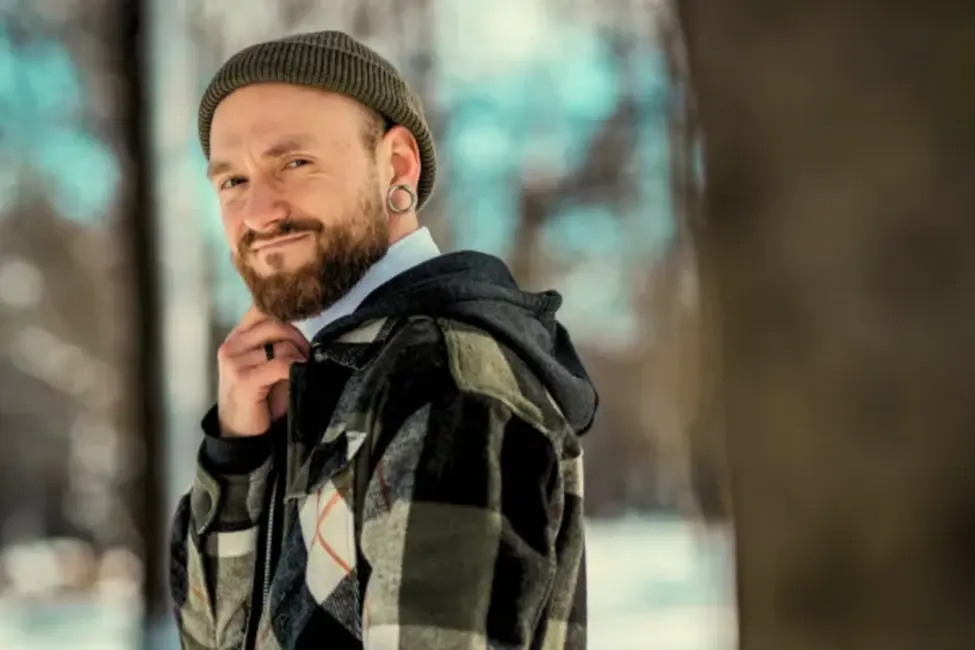 „X-Faktora” uzvarētājs Arturs Gruzdiņš kopā ar „Knīpām un Knauķiem” iepriecina ar Ziemassvētku dziesmu un smilšu animācijas video