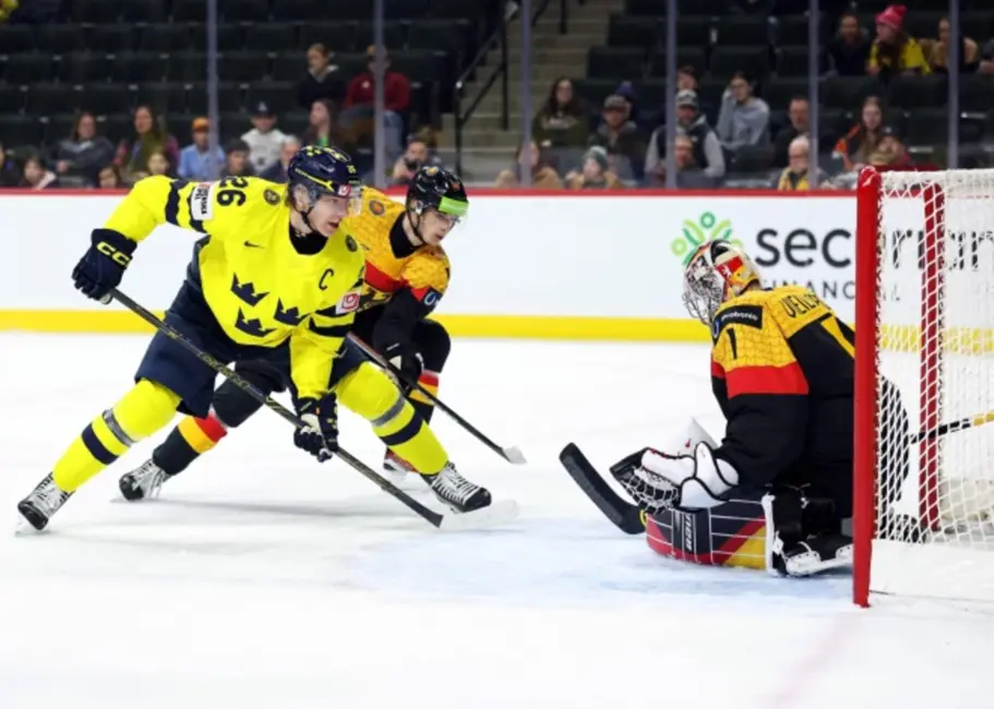 Zviedrijas U-20 hokejisti dominē pasaules čempionātā, Vācija cieš sagrāvi