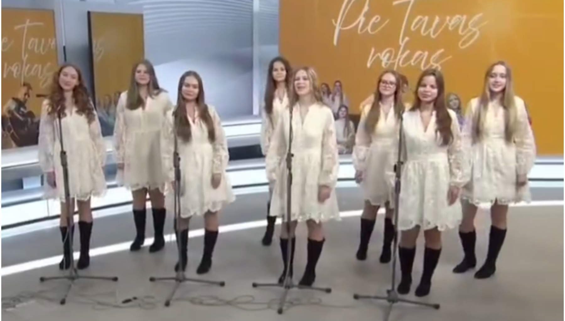 VIDEO. “Un tiešām neviena atvainošanās ne bērniem, ne arī vecākiem?!” Skaistu priekšnesumu TV ēterā sabojā pārbalss no kulisēm