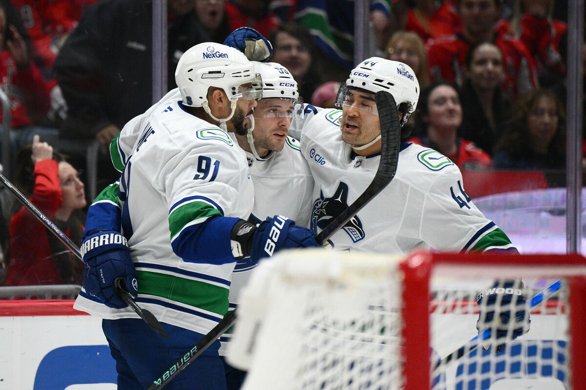 Teodors Bļugers ar komandas biedriem. Foto: AP Photo/Nick Wass/Scanpix