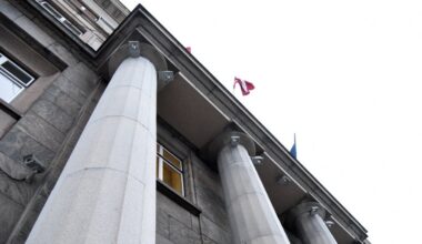 Pret vinješu nodevu komercauto līdz 3,5 tonnām pie MK protestē arī vairāki opozīcijas politiķi