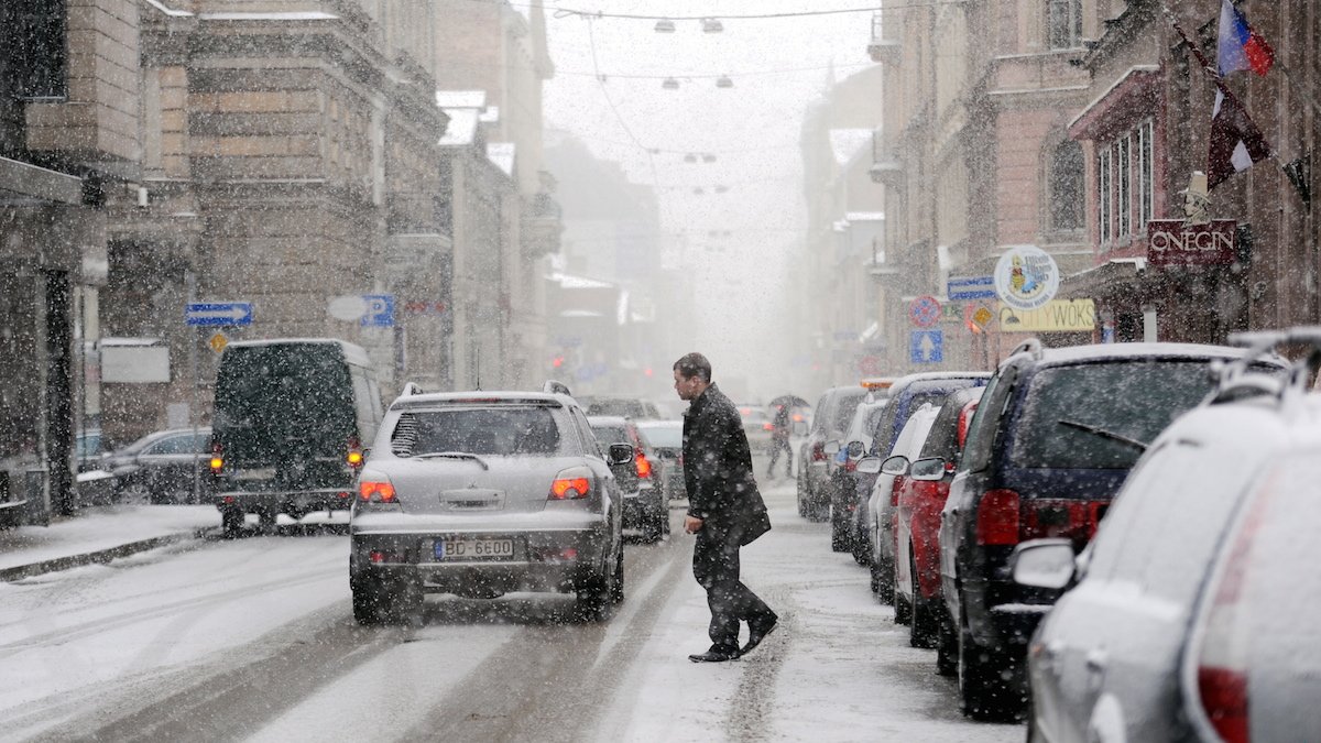 Sniegs un brāzmains vējš – otrdien saglabāsies skarbi laikapstākļi - Delfi