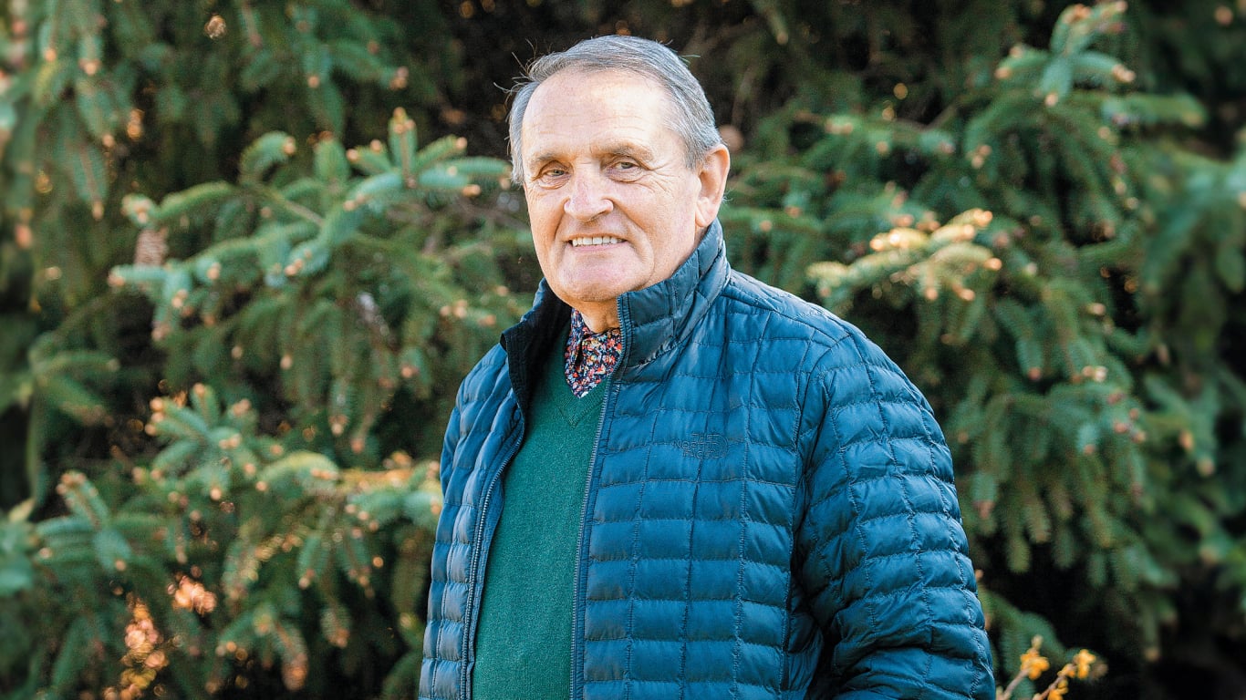 Nu, trakums! Ārgalim mājas pagalmā tagad zied zemenes un prīmulas; uzplaukušas arī lampiņas — Santa