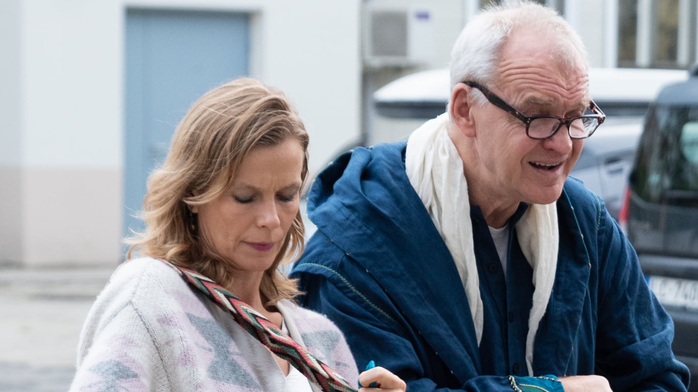 Atraitne iziet sabiedrībā ar citu slavenību, dēls Ernests pamet darbu — Santa