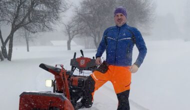 «Sapūsts tik traki, ka ceļu nevar redzēt!» Busulis parāda, kā Ģibuļos cīnās ar sniegu — Santa