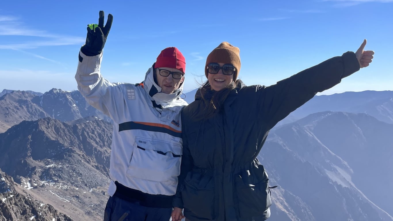 Jurģis Liepnieks savaldzinājis 15 gadus jaunāku dāmu. Kas viņa ir? — Santa