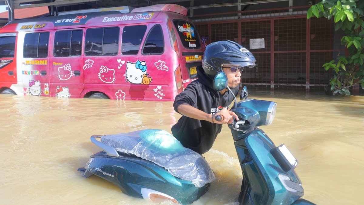 Plūdos un zemes nogruvumos Āzijā vairāk nekā 1000 bojāgājušo