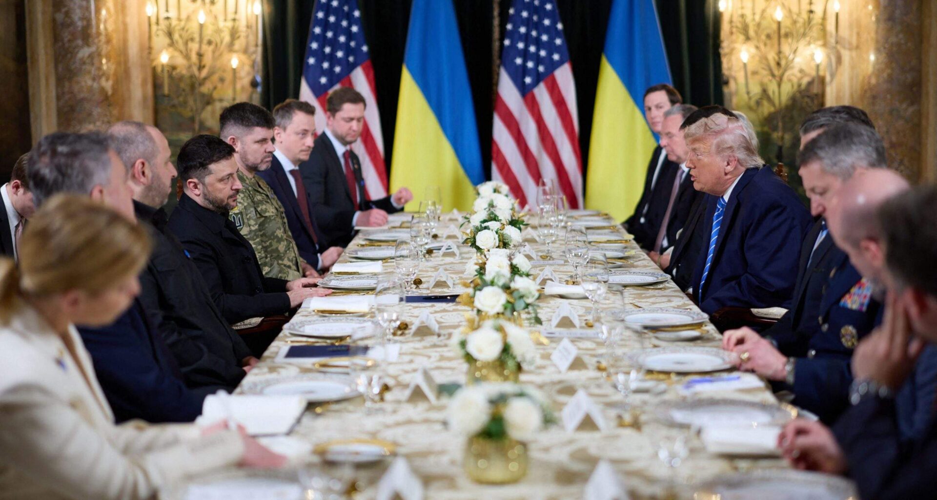 VIDEO. “Jūs varētu doties ārā!” Tramps Floridā no savas rezidences izraidījis vairākus žurnālistus