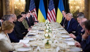 VIDEO. “Jūs varētu doties ārā!” Tramps Floridā no savas rezidences izraidījis vairākus žurnālistus