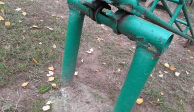 Pilsētas pagalmos turpinās bērnu rotaļu laukumu novecojušā inventāra demontāža