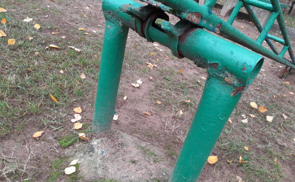 Pilsētas pagalmos turpinās bērnu rotaļu laukumu novecojušā inventāra demontāža