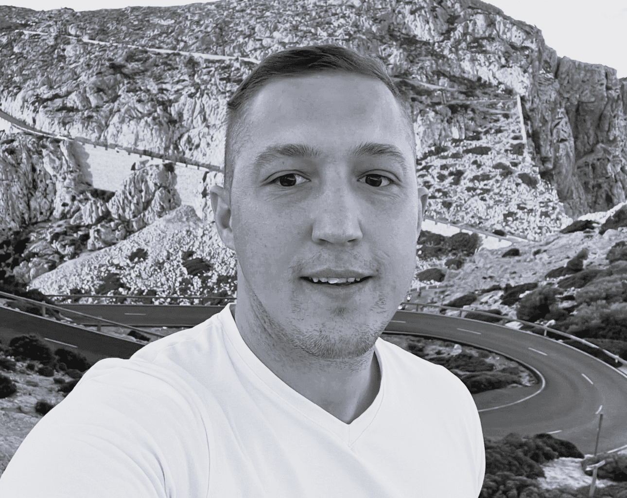 Latviju pāršalkusi sēru vēsts: pēc cīņas ar smagu slimību mūžībā devies Artūrs Deksnis, kura stāstam sekoja tūkstoši