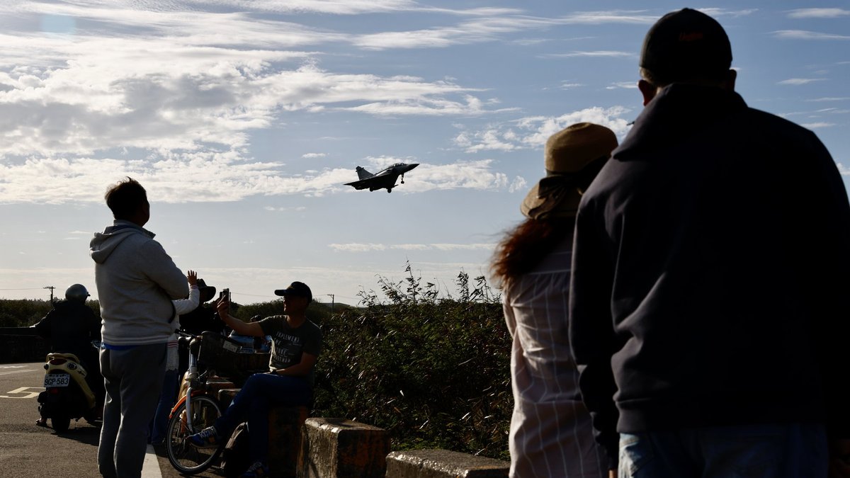 "Atklāti izaicina starptautiskās tiesības un kārtību". Ķīna sāk plašas militārās mācības ap Taivānu