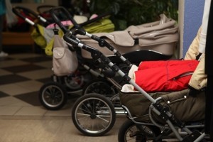 Vecākus ar mazuļiem aicina piedalīties Ziemīgā ratu pastaigā un rāpošanas čempionātā