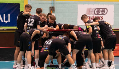 Divos īsos nogriežņos astoņi gūti vārti nodrošina talsiniekiem vieglu uzvaru Ādažos – Florbols – Sportacentrs.com