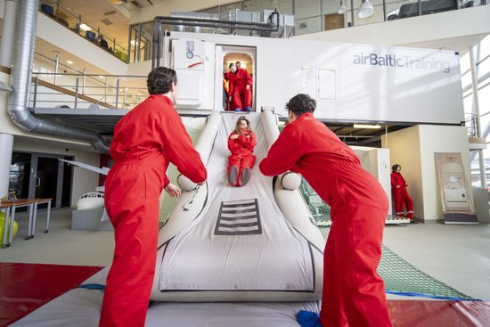 "airBaltic" met acis uz "SmartLynx Airlines" darbiniekiem "airBaltic" met acis uz "SmartLynx Airlines" darbiniekiem