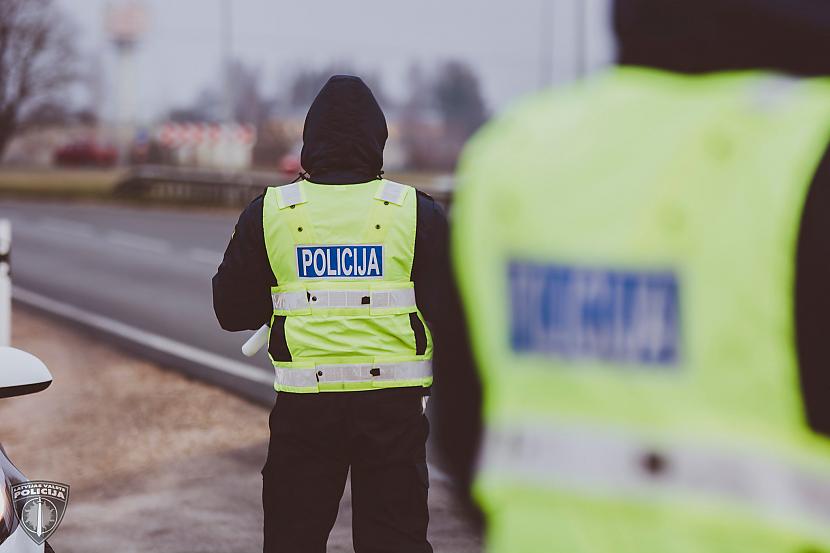 Bauskas pusē «BMW» vadītāja bez tiesībām pilsētā traucas ar ātrumu 124 km/h; «nopelnījusi» kopsummā 3280 eiro naudas sodu