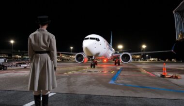 Kā Rīgā sagaidīja Dubaijas aviokompānijas "flydubai" pirmo tiešo reisu, un kādas ir biļešu cenas