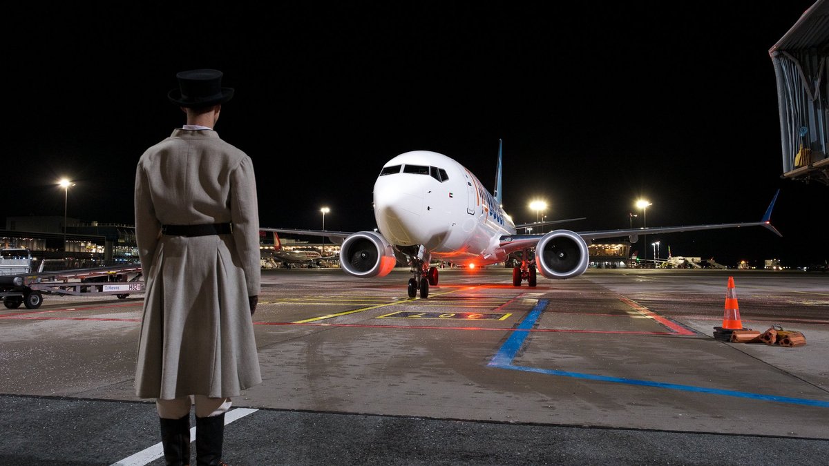 Kā Rīgā sagaidīja Dubaijas aviokompānijas "flydubai" pirmo tiešo reisu, un kādas ir biļešu cenas