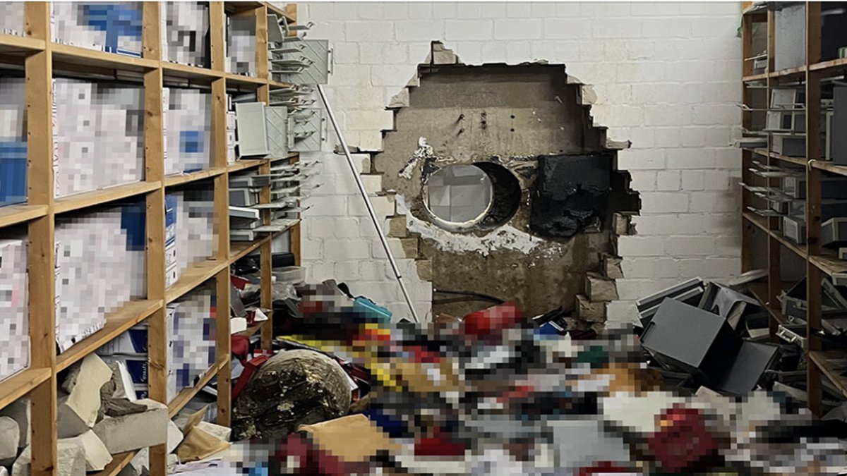 zagļi izurbj sienā caurumu un veiksmīgi aizbēg ar laupījumu