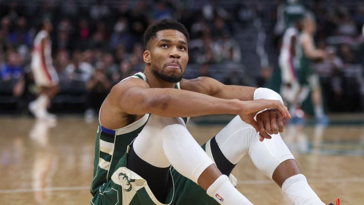 Ar vadību pārrunas sākušais Adetokunbo iedzīvojas savainojumā, Marejam 52 punkti viesos – Basketbols – Sportacentrs.com