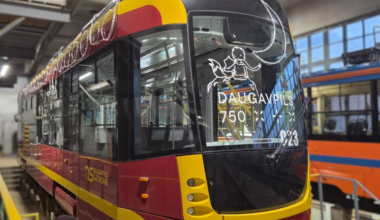 SIA “Daugavpils satiksme” gatavojas Ziemassvētkiem – dekorācijas un īpaša svētku programma retro tramvajā