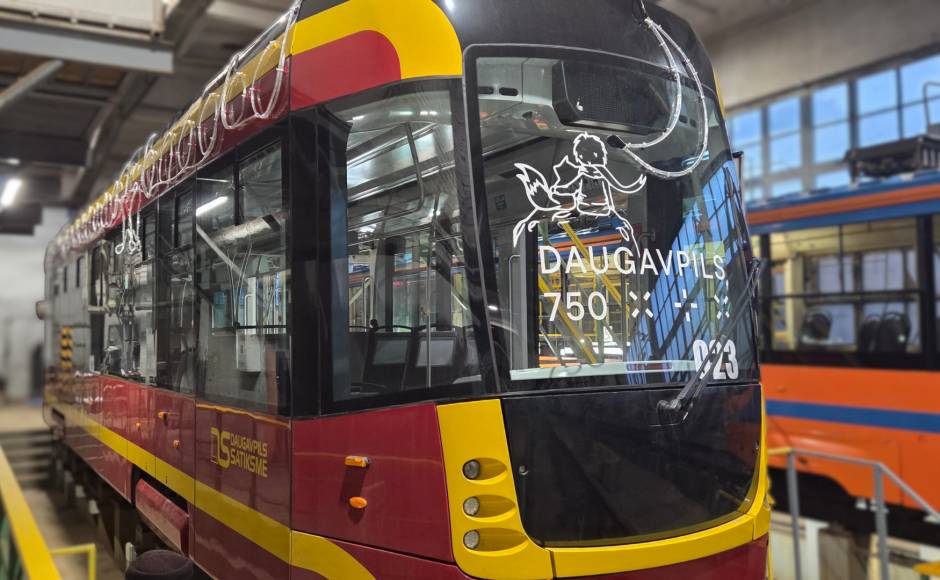 SIA “Daugavpils satiksme” gatavojas Ziemassvētkiem – dekorācijas un īpaša svētku programma retro tramvajā