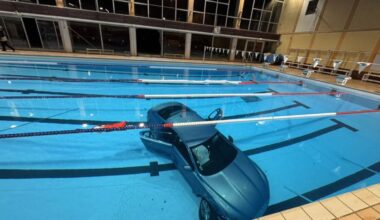 Sieviete Francijā nejauši iebrauc peldbaseinā; "Jaguar" auto atradies arī bērns