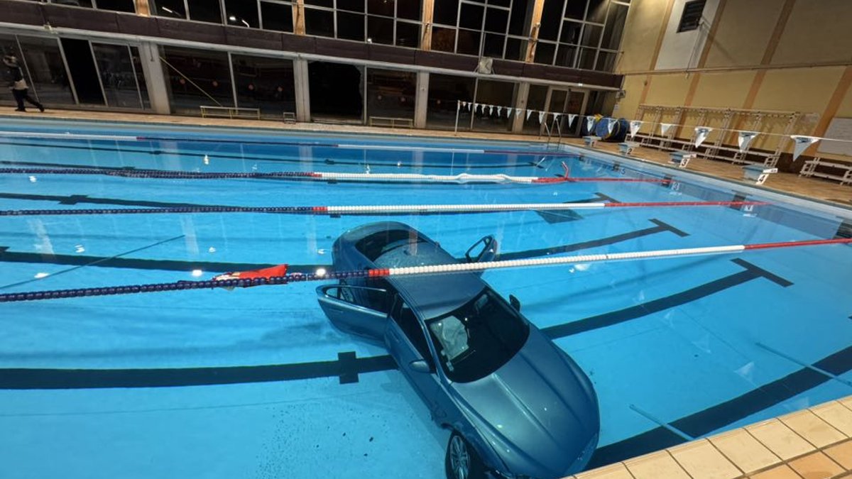 Sieviete Francijā nejauši iebrauc peldbaseinā; "Jaguar" auto atradies arī bērns