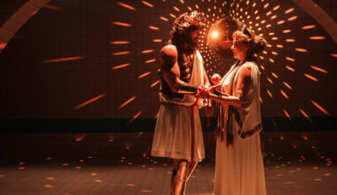 Grieķu teātra šķīstītavā. Valmieras teātrī pirmizrādi piedzīvo traģēdija Mēdeja Reiņa Suhanova režijā / Diena