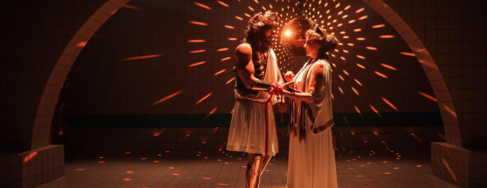 Grieķu teātra šķīstītavā. Valmieras teātrī pirmizrādi piedzīvo traģēdija Mēdeja Reiņa Suhanova režijā / Diena