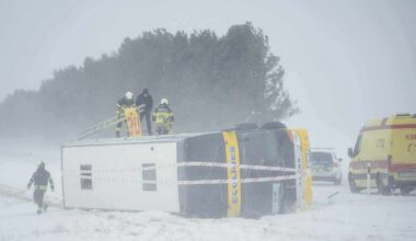 Foto: Igaunijā apgāzies "Ecolines" autobuss