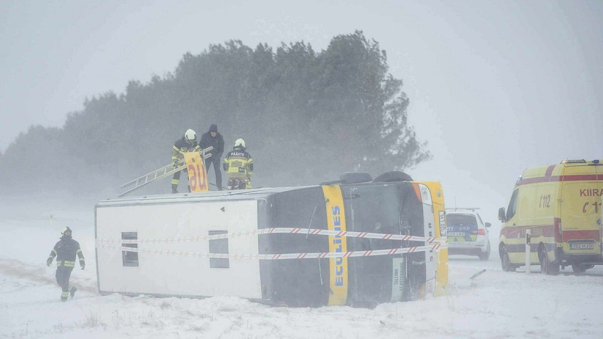 Foto: Igaunijā apgāzies "Ecolines" autobuss