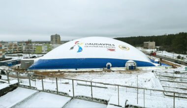 Daugavpils mikrorajona iedzīvotāji sūdzās par piepūšāmās halles radītajām neērtībām – Futbols – Sportacentrs.com