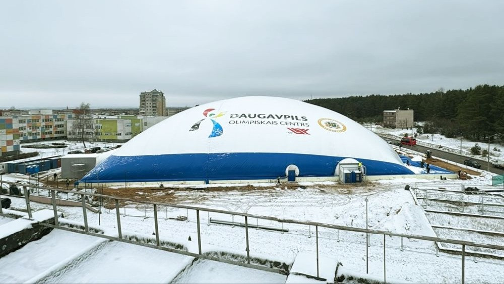 Daugavpils mikrorajona iedzīvotāji sūdzās par piepūšāmās halles radītajām neērtībām – Futbols – Sportacentrs.com