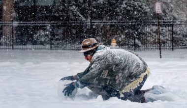 Svētdien no rīta aiz loga sniega sega, pa dienu var līt lietus