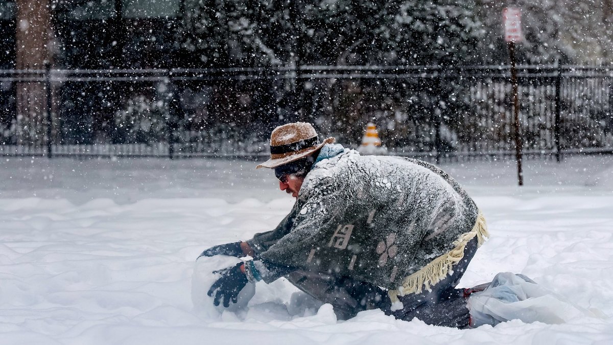 Svētdien no rīta aiz loga sniega sega, pa dienu var līt lietus