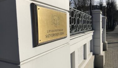 Latvijas republikas Satversmes tiesas ēkas ieeja. 2021. gada pavasaris.