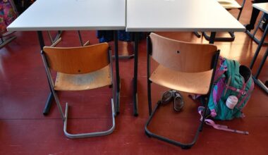 No 2500 eiro soda līdz vecāku apcietināšanai un bērna izņemšanai no ģimenes – bargākie sodi skolu kavējumiem Eiropā / Raksts