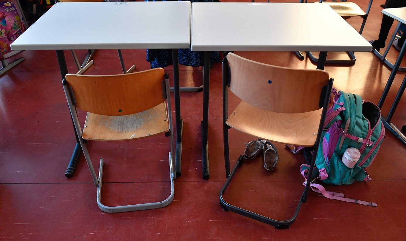 No 2500 eiro soda līdz vecāku apcietināšanai un bērna izņemšanai no ģimenes – bargākie sodi skolu kavējumiem Eiropā / Raksts