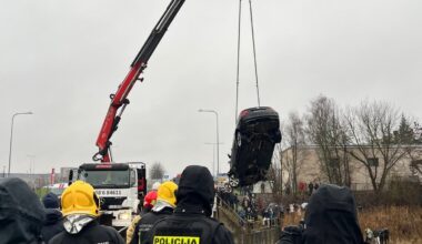 Traģēdija Panevēžā – BMW no tilta iebraucis upē, bojā gājuši trīs jauni vīrieši